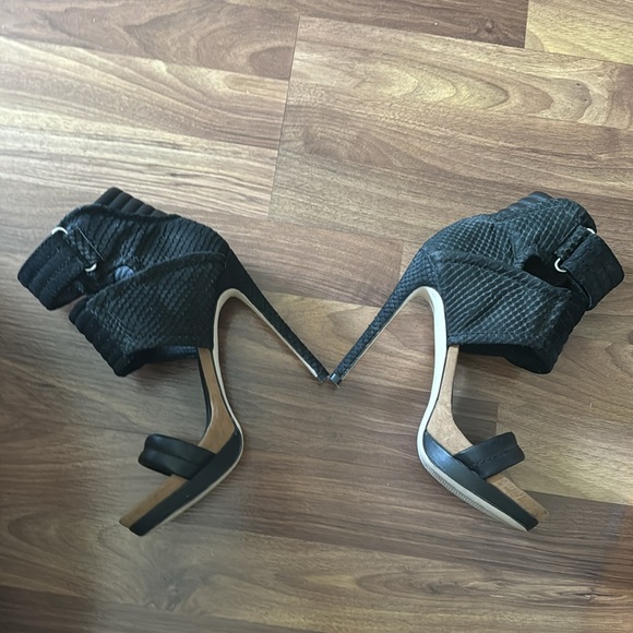 Mia Limited Edition 5” heels with platform. - Picture 3 of 4